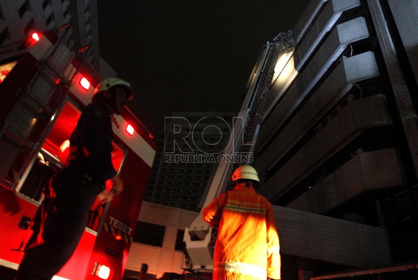  Petugas Pemadam Kebakaran berusaha memadamkan api di Gedung Kementerian Hukum dan Hak Asasi Manusia (Kemenkumham), Kuningan, Jakarta Selatan, Ahad (6/1). (Republika/Adhi Wicaksono)