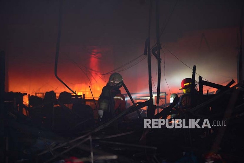 Petugas Pemadam Kebakaran berusaha memadamkan api di Gedung Toserba Ramayana Pasar Minggu yang terbakar Kamis (18/5). 