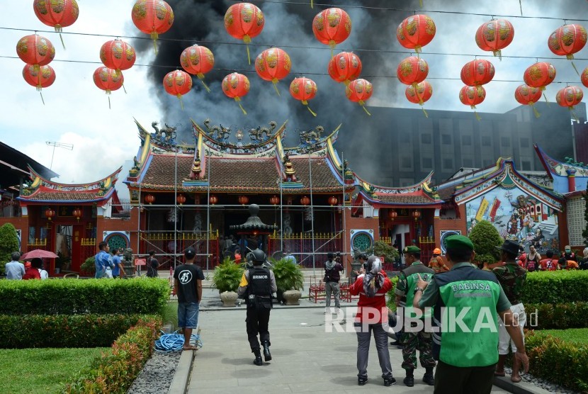 Asap hitam membumbung saat peristiwa kebakaran Kelenteng Satyabudhi dan Vihara Samudra Bhakti Kota Bandung, yang terbakar, Selasa (5/2).