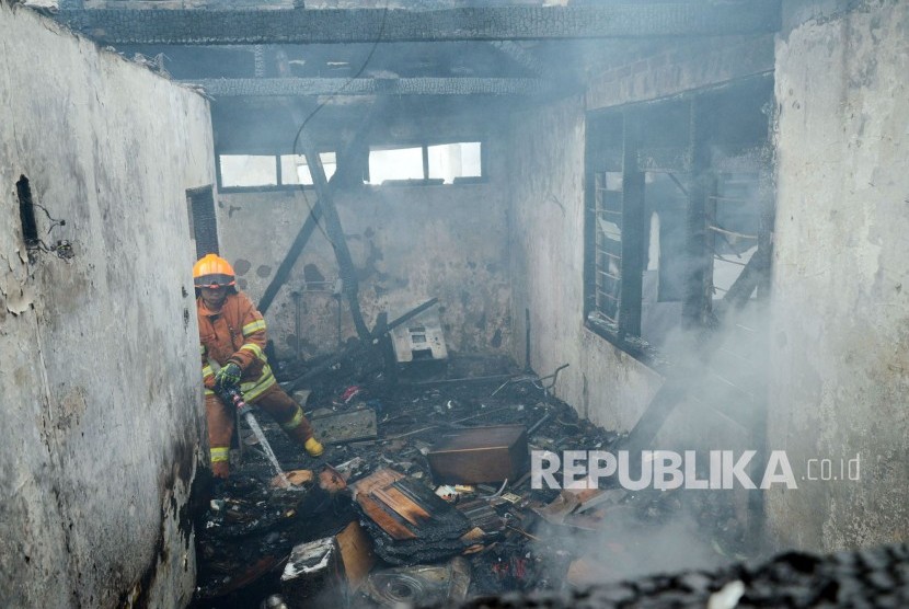 Petugas pemadam kebakaran berusaha memadamkan api di permukiman padat penduduk di daerah Karees Kulon RW 06, Kelurahan Malabar, Kecamatan Lengkong, Kota Bandung, Kamis (3/5).