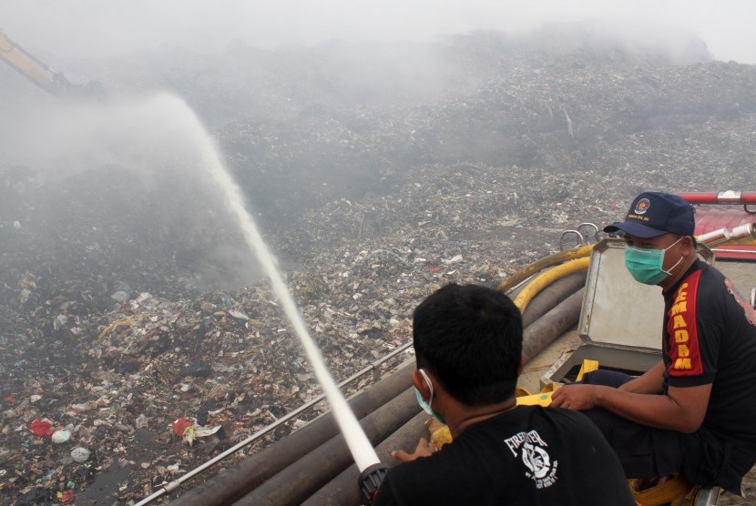 Petugas pemadam kebakaran berusaha memadamkan api kebakaran gunungan sampah di Tempat Pengolahan Sampah Terpadu (TPST) Bantargebang, Bekasi, Jawa Barat, Selasa (15/9). 