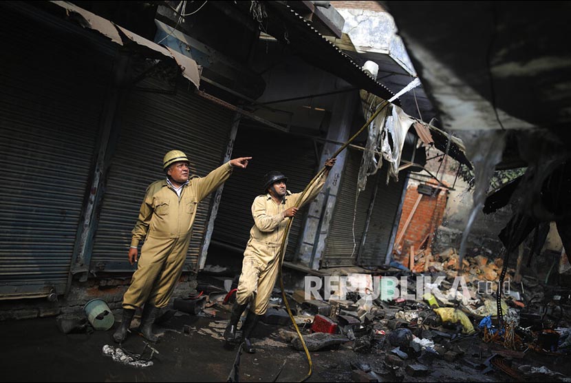Sedikitnya 26 orang meninggal dalam peristiwa kebakaran yang terjadi di gedung berlantai empat dekat stasiun kereta di pinggiran sebelah barat Delhi pada Jumat (13/5/2022).