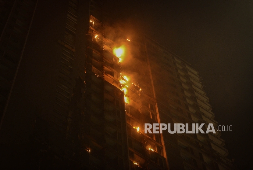 Petugas pemadam kebakaran berusaha memadamkan api yang melahap mall neo soho yang berada di Jakarta Barat, Rabu (9/11) malam. Hingga saat ini belum diketahui penyebab kebakaran tersebut.
