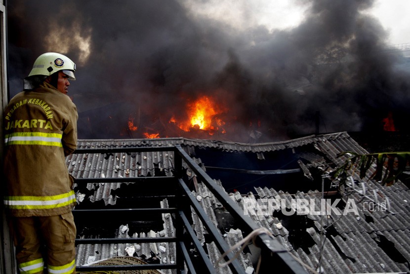 Petugas pemadam kebakaran berusaha memadamkan api yang membakar gudang pengepul plastik di Kelapa Dua Wetan, Cipayung, Jakarta Timur, Ahad (11/8/2019). 