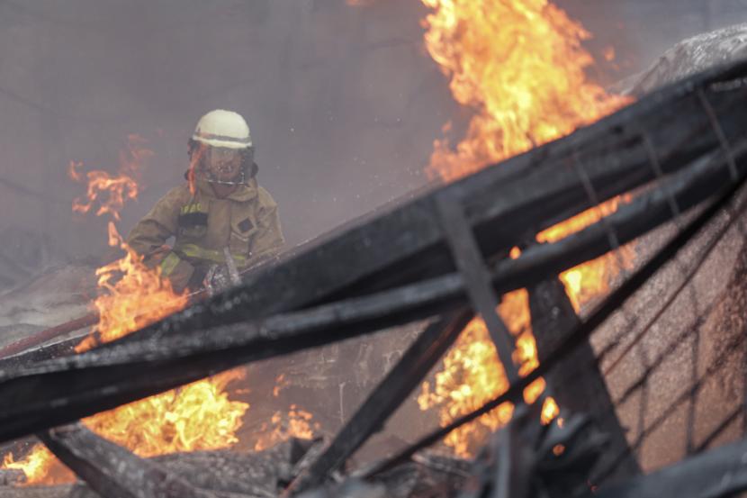 Petugas pemadam kebakaran berusaha memadamkan api yang membakar pabrik tiner di Curug, Kabupaten Tangerang, Banten, Kamis (9/6/2022).