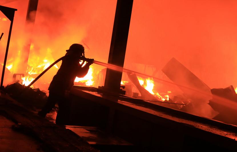 Petugas pemadam kebakaran berusaha memadamkan api yang membakar pasar (ilsutrasi).