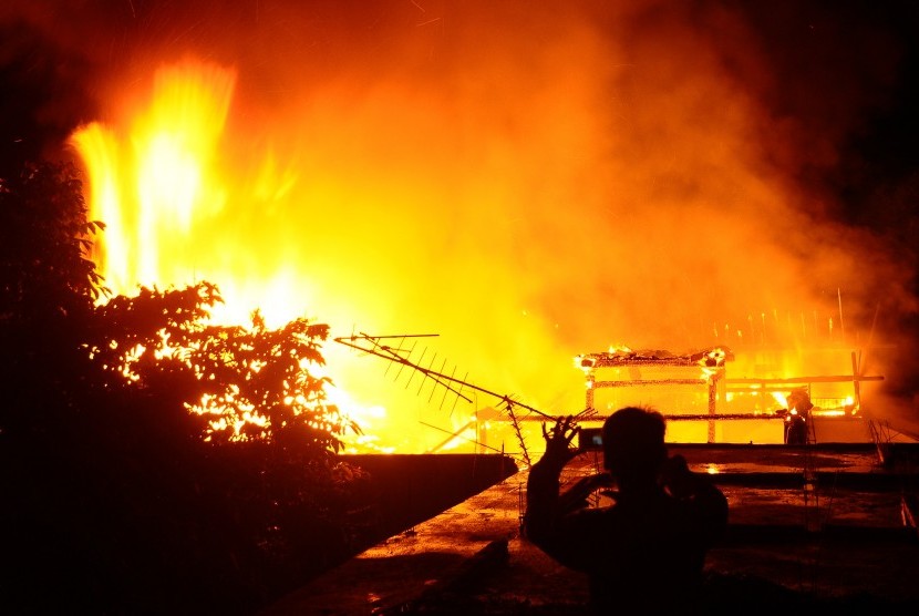 Petugas pemadam kebakaran berusaha memadamkan api yang membakar rumah warga di Kudus, Jawa Tengah (ilustrasi).