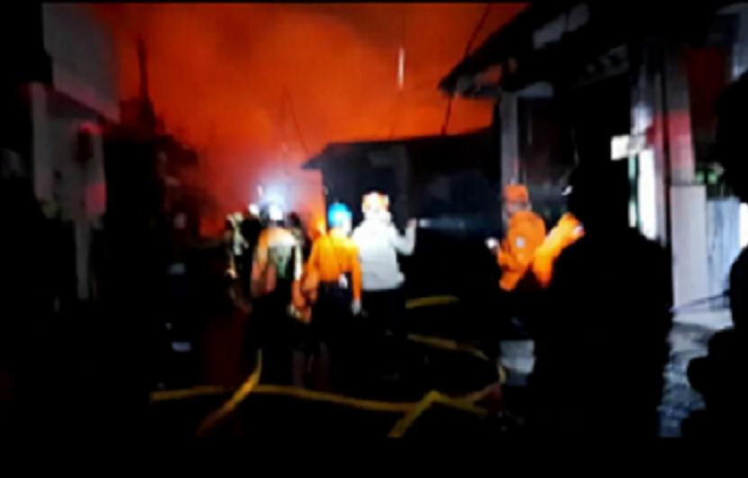 Petugas pemadam kebakaran berusaha memadamkan api yang membakar salah satu ruas pipa di arena Terminal Bahan Bakar Minyak (TBBM) Plumpang, Jakarta Utara, Jumat (3/3) malam. 