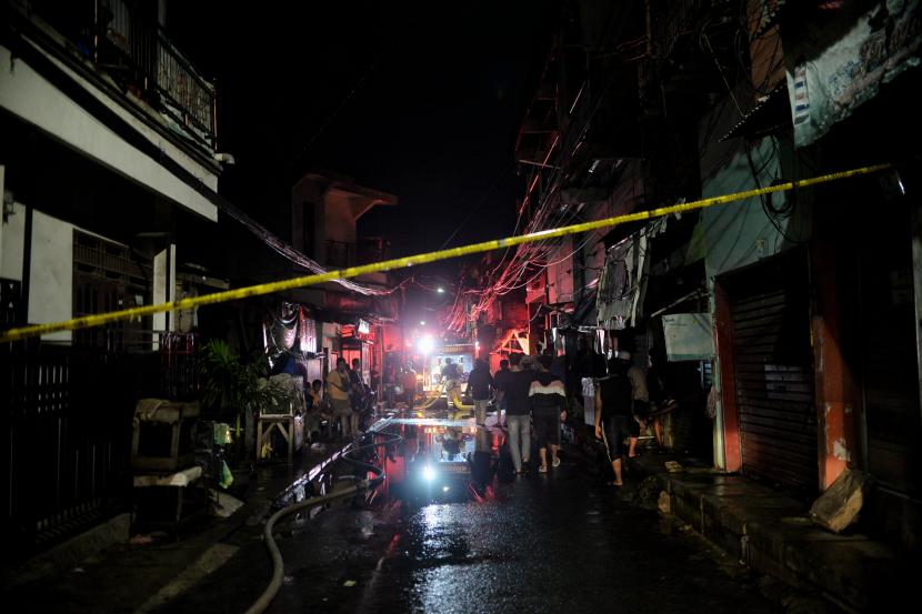 Petugas pemadam kebakaran berusaha memadamkan kobaran api akibat pipa bensin di area Terminal Bahan Bakar Minyak (TBBM) Plumpang yang terbakar di Jakarta Utara, Jumat (3/3/2023) malam.