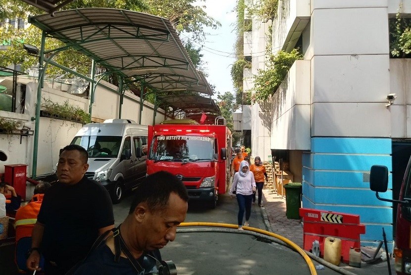 Petugas pemadam kebakaran berusaha memadamkan sisa-sisa kebakaran di Gedung Kementerian Perhubungan di Jakarta, Ahad (8/7).