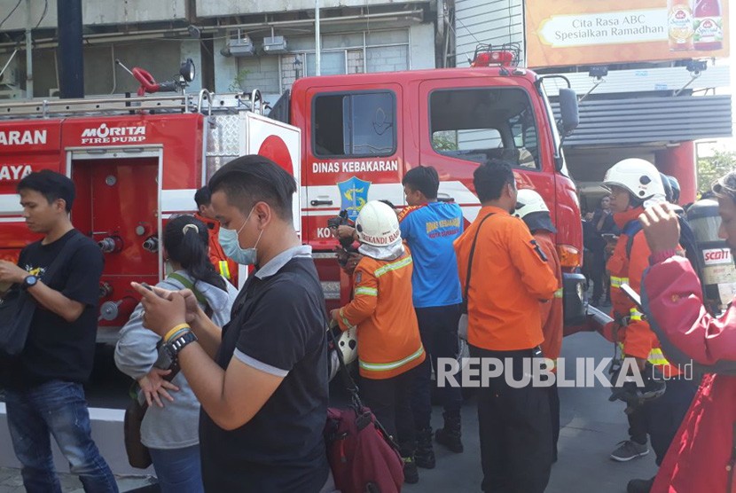 Tunjungan Plaza 5 Surabaya dilaporkan terbakar, Rabu (13/4/2022) petang.
