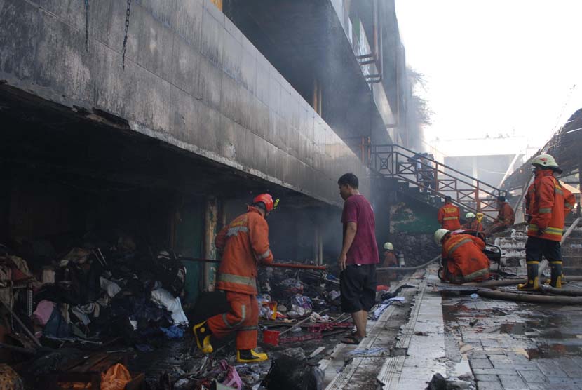 Petugas pemadam kebakaran berusaha untuk memadamkan api yang melalap sejumlah kios di Pasar Senen, Jakarta Pusat, Jumat (25/4).