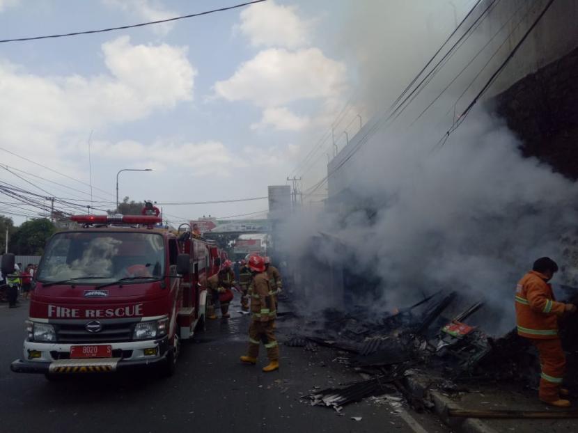 Petugas pemadam kebakaran BPBD Kota Sukabumi memadamkan kobaran api di lapak pedagang yang berada Jalan RA Kosasih, Sukabumi, Jumat (31/7).