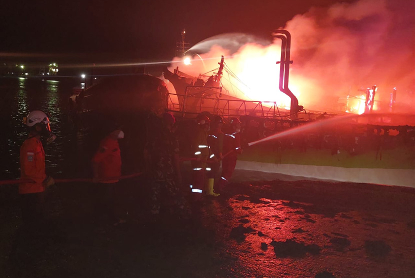 Petugas pemadam kebakaran memadamkan api yang membakar kapal (ilustrasi).