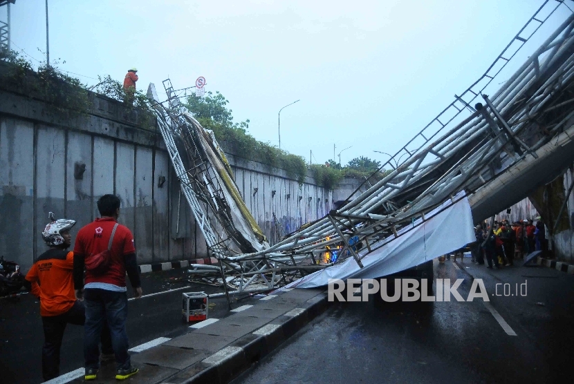 Petugas pemadam kebakaran dan Dishub berusaha mengevakuasi jembatan penyebrangan orang (JPO) yang ambruk di Pasar Minggu, Jakarta, Sabtu (24/9).