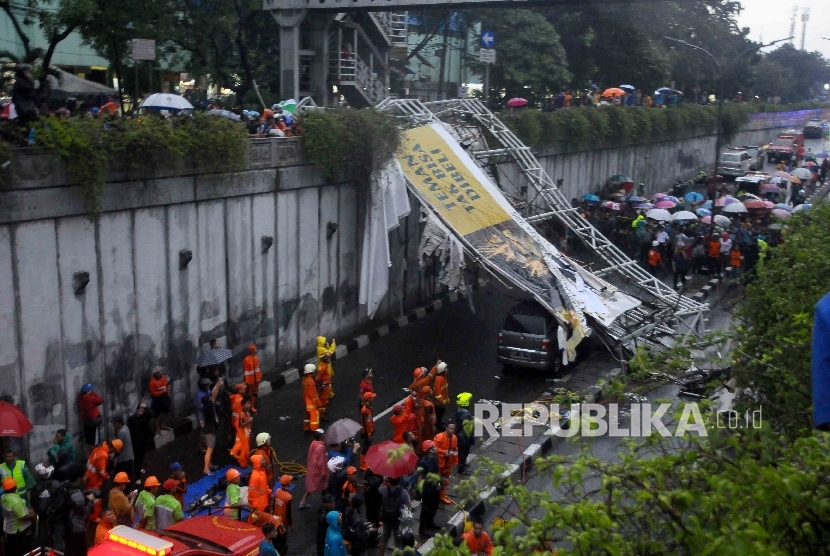 Petugas pemadam kebakaran dan Dishub berusaha mengevakuasi jembatan penyebrangan orang (JPO) yang ambruk di Pasar Minggu, Jakarta, Sabtu (24/9).