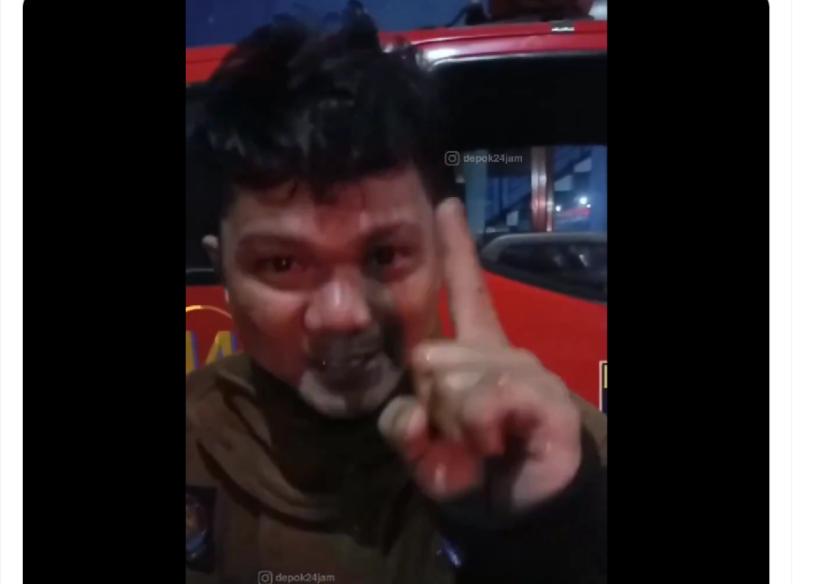 Petugas pemadam kebakaran Depok curhat soal fasilitas pemadaman.