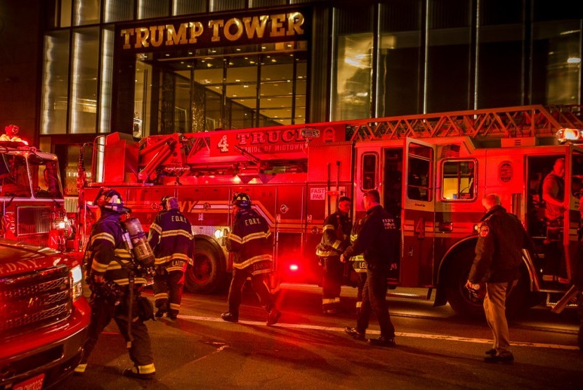 Petugas pemadam kebakaran di depan Trump Tower New York, Ahad (8/4). Kebakaran sempat terjadi di lantai 50 bangunan tersebut.