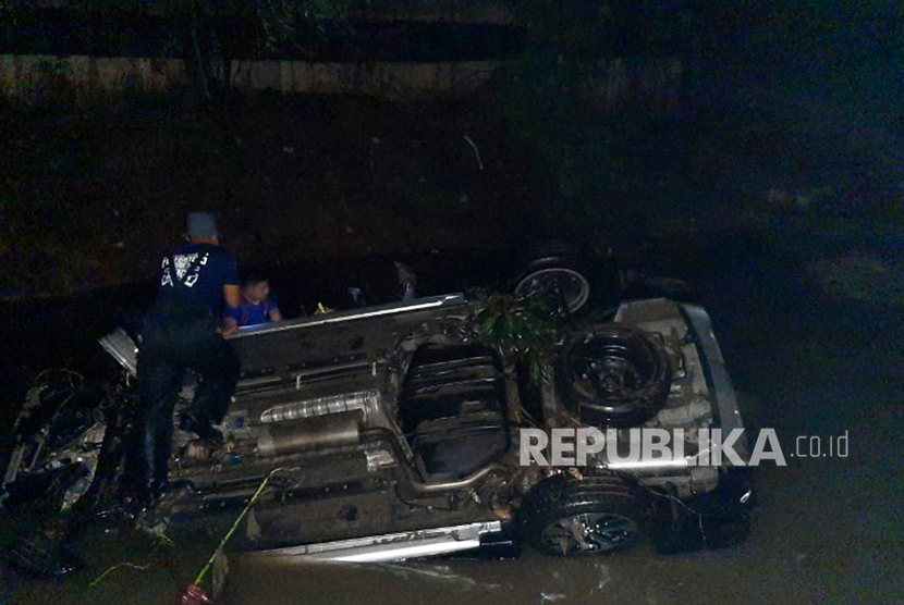 Mobil tercebur ke sungai (ilustrasi). Kecelakaan tunggal dialami mobil jenis Toyota Innova warna hitam tercebur ke dalam Kalimalang, Jatibening, Kota Bekasi, Jumat (10/7). Dua orang penumpang mobil diketahui meninggal dunia akibat peristiwa tersebut.
