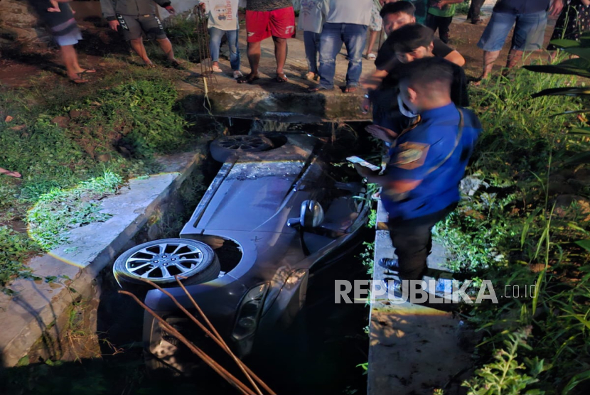 Pengemudi tak Sengaja Injak Gas, Mobil Jatuh ke Selokan Sempit Sedalam Dua Meter