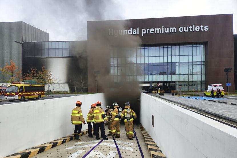 Petugas pemadam kebakaran Korea Selatan bekerja di sebuah pusat perbelanjaan di Daejeon, Korea Selatan, Senin, 26 September 2022. Kebakaran terjadi di ruang bawah tanah pusat perbelanjaan Senin, menewaskan sejumlah orang, kata para pejabat.