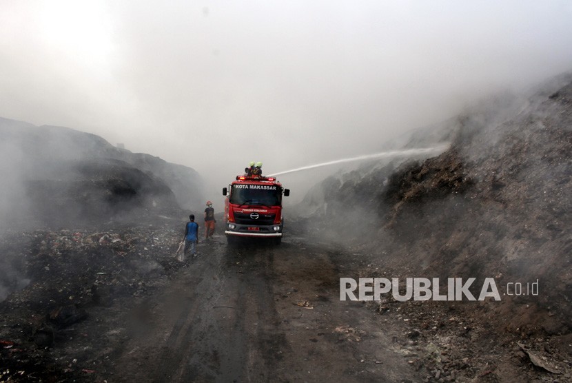 Petugas pemadam kebakaran meadamkan api di Tempat Pembuangan Akhir (TPA) Antang, Makassar, Sulawesi Selatan, Senin (16/9/2019). 