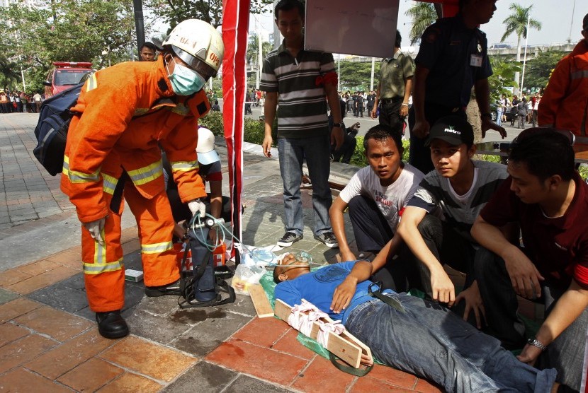 Petugas pemadam kebakaran melakukan evakuasi korban dalam acara simulasi kebakaran gedung tinggi di Mall Artha Gading, Jakarta Utara, Rabu (13/6)