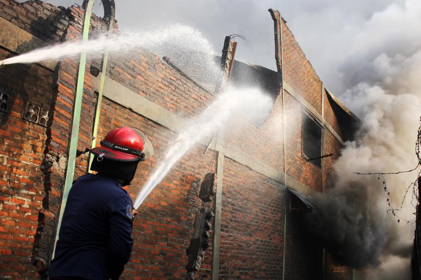 Petugas pemadam kebakaran melakukan pembasahan pabrik furniture PT Aneka Regalindo yang terbakar di Trosobo, Kabupaten Sidoarjo, Jawa Timur (ilustrasi).