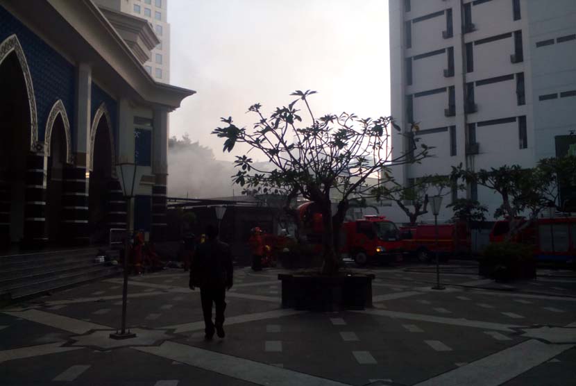 Petugas Pemadam kebakaran melakukan penyedotan asap kebakaran di basement gedung Ditjen Pajak, Jakarta, Jumat (31/7).