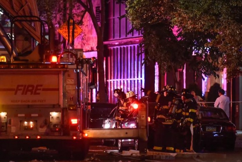 Petugas pemadam kebakaran melakukan penyisiran setelah sebuah ledakan terjadi di daerah Chelsea, Manhattan, Amerika Serikat (AS) pada Sabtu (17/9) waktu setempat.