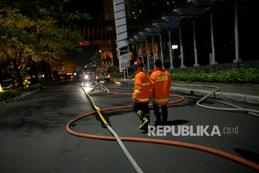 [foto ilustrasi] Petugas pemadam kebakaran melakukan proses pendinginan pada gedung apartemen Neo Soho yang terbakar, Jakarta, Rabu (9/11) malam. Banyak hidrant di Jakarta yang tidak bisa mengeluarkan air.