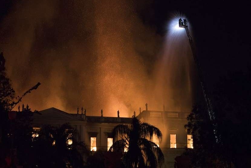 Petugas pemadam kebakaran melakukan upaya pemadaman api di Museum Brasil