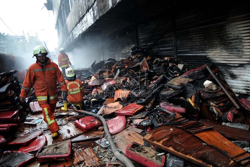  Petugas pemadam kebakaran memadamkan api di gedung bekas Bioskop Liberty yang terbakar di Tambora, Jakarta Barat,Selasa (6/8).  (Republika/Prayogi)