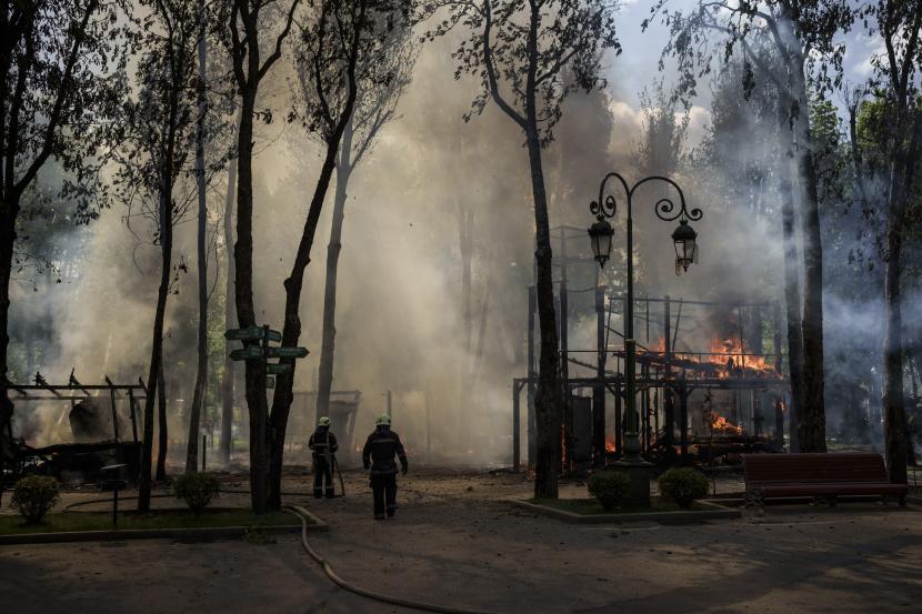  PM Inggris Yakin Ukraina Mampu Kalahkan Rusia . Foto:  Petugas pemadam kebakaran memadamkan api menyusul pemboman Rusia di sebuah taman di Kharkiv, Ukraina, Selasa, 3 Mei 2022. 