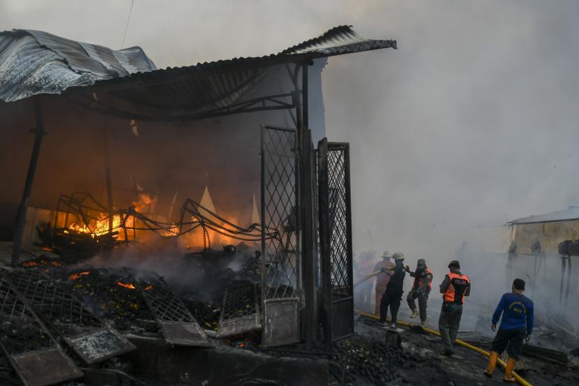 Petugas pemadam kebakaran memadamkan api yang membakar Pasar Lontar atau Pasar Kambing di Jalan Sabeni, Tanah Abang, Jakarta, Kamis (8/4/2021). Sebanyak 17 unit mobil pemadam dikerahkan untuk memadamkan kebakaran di lokasi tersebut
