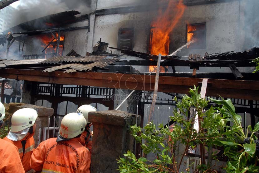  Petugas pemadam kebakaran memadamkan api yang membakar satu rumah warga di Petamburan RT 06 RW 06, Tanah Abang, Jakarta Pusat, Kamis (11/10). (Agung Fatma Putra)