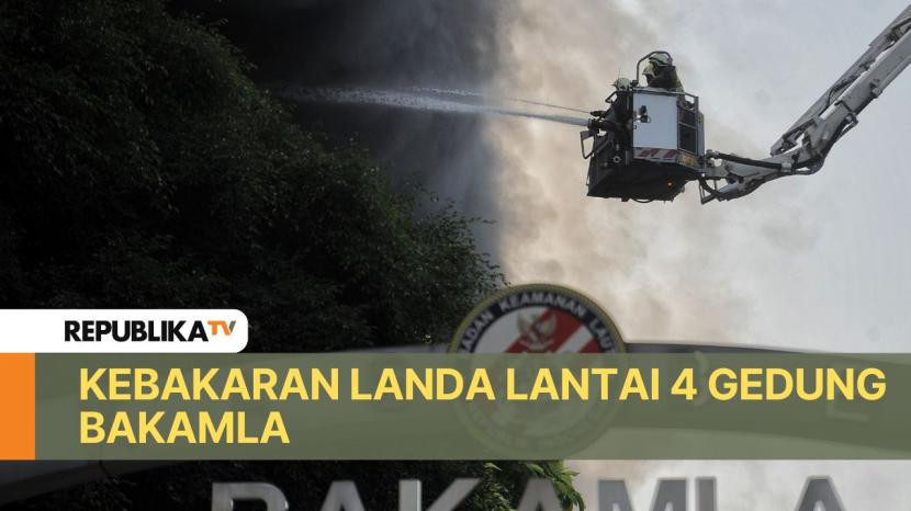 Petugas pemadam kebakaran memadamkan api yang menghanguskan gedung Markas Besar Badan Keamanan Laut (Bakamla) RI di Jalan Proklamasi, Jakarta, Ahad (29/9/2024).