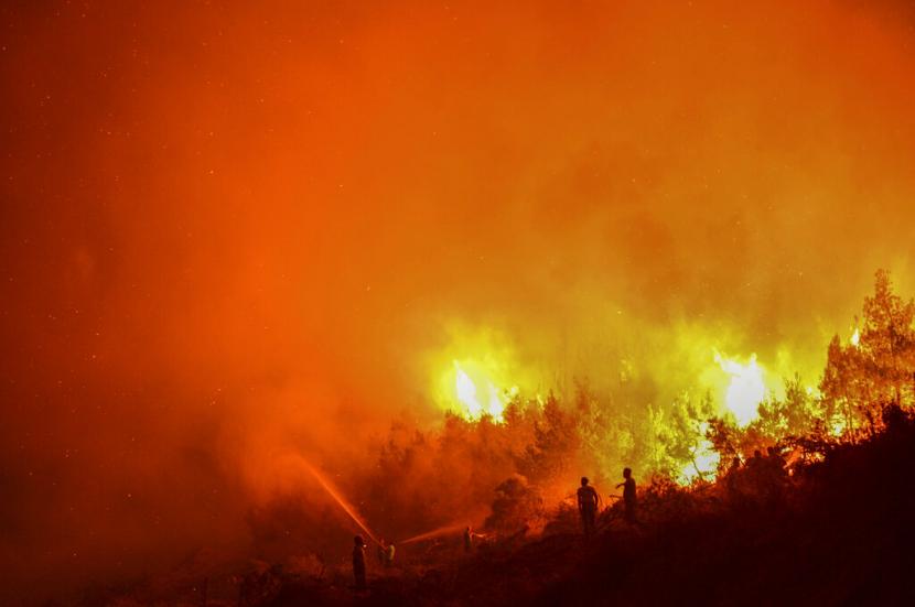 Petugas pemadam kebakaran Peru berjuang memadamkan kebakaran hutan di dekat reruntuhan Inca di Machu Picchu pada Kamis (30/6/2022). 