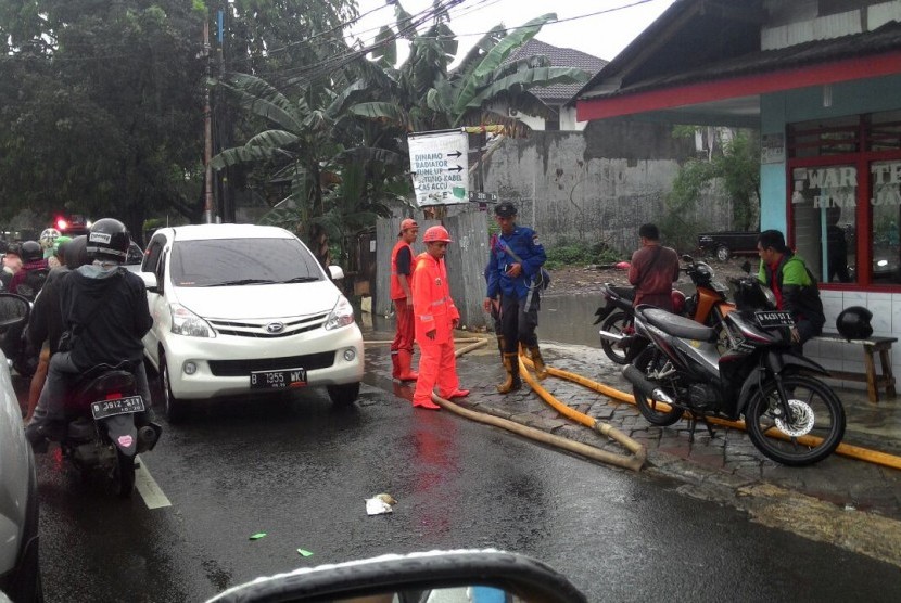 Petugas pemadam kebakaran menyedot genangan air akibat hujan di Pejaten, Pasar Minggu, Jakarta Selatan, Selasa (4/10).