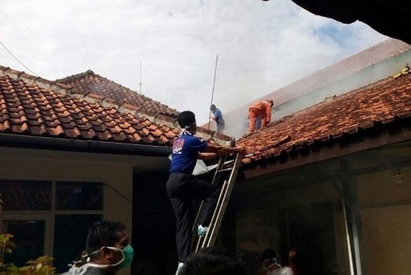 Petugas pemadam kebakaran tengah berusaha memadamkan api di ruang radiologi RSUD dr Soekardjo, Kota Tasikmalaya, Jawa Barat, Jumat (2/3). 