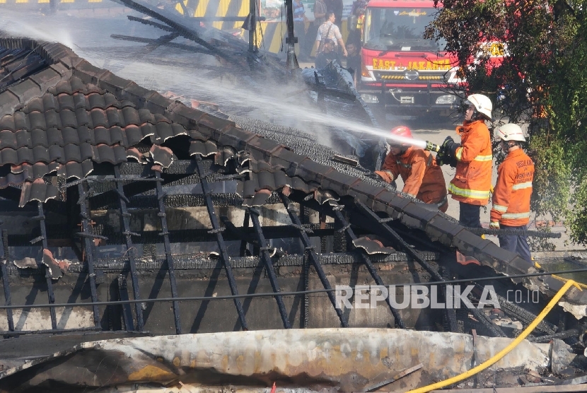  Petugas pemadam kebakaran tengah menjinakkan si jago merah saat terjadi kebakaran di stasiun Klender Jakarta, Jumat (19/5).