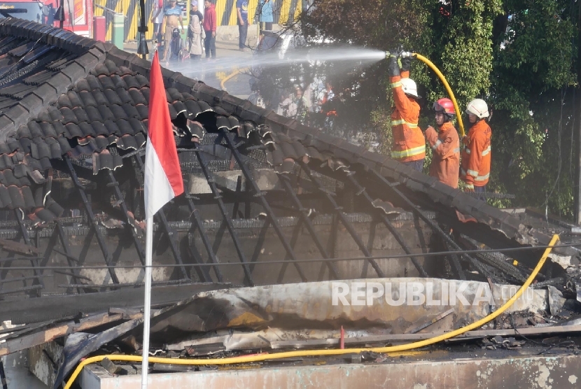  Petugas pemadam kebakaran tengah menjinakkan si jago merah saat terjadi kebakaran di stasiun Klender Jakarta, Jumat (19/5).