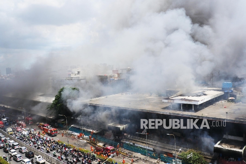 Petugas pemadam kebakaran terus berusaha menjinakkan si jago merah yang membakar pusat perbelanjaan proyek Senen Jakarta, Kamis (19/1).