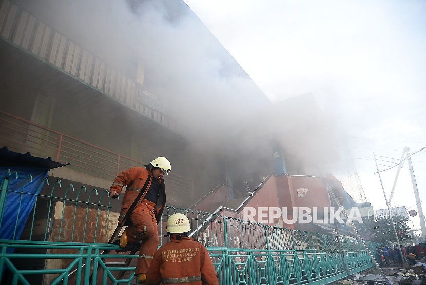 Petugas pemadam kebarakan berupaya mengatasi kebakaran di Blok III Pasar Senen, Jakarta Pusat, Kamis (19/1).