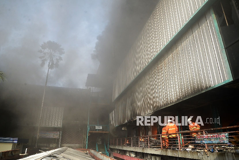Petugas pemadam kebarakan berupaya mengatasi kebakaran di Blok III Pasar Senen, Jakarta Pusat, Kamis (19/1).