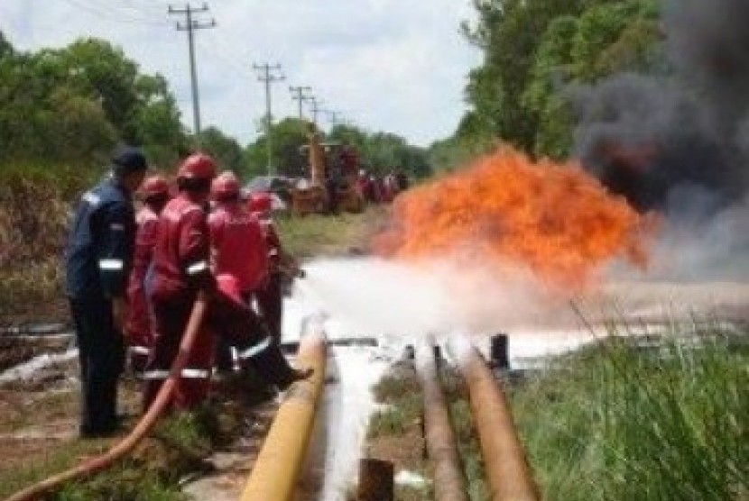 Petugas pemadam memadamkan api dari pipia gas milik Pertamina yang terbakar (ilustrasi).