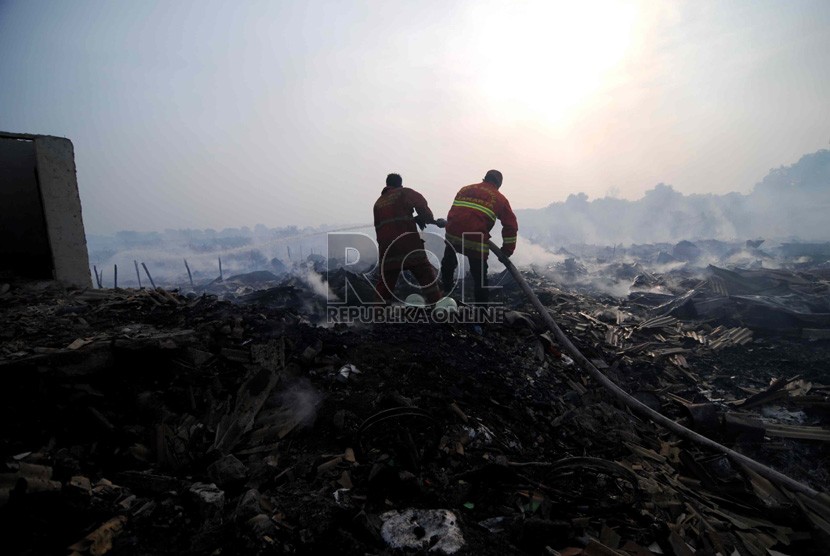  Petugas pemadam memadamkan sisa bara api kebakaran yang melanda pemukiman di Rt 07, RW 13 Kelapa Gading, Jakarta Utara, Selasa (1/10).  (Republika/ Wihdan)