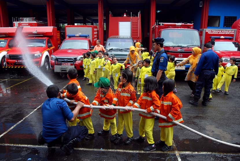 Mengenalkan Profesi Pemadam Kebakaran kepada Anak TK | Republika Online