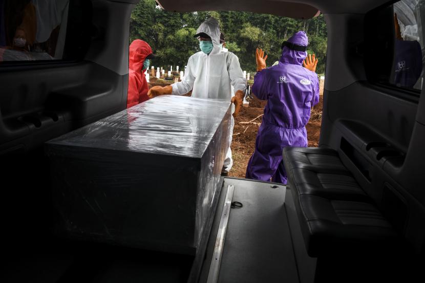 Petugas pemakaman penanganan jenazah pasien Covid-19 menurunkan peti jenazah dari dalam mobil jenazah di TPU Pondok Ranggon, Jakarta. Hingga Selasa (4/8), total angka kematian akibat Covid-19 5.388 orang. 