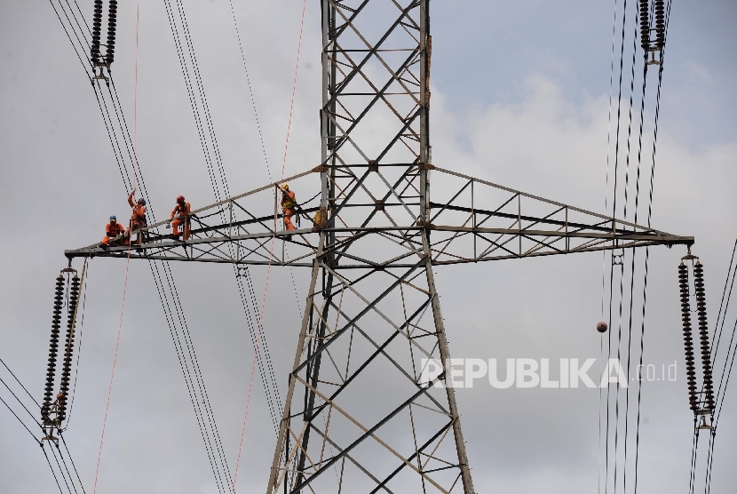 Petugas pemeliharaan PLN melakukan simulasi penyelamatan pada tower sutet 500 KV Gandul-kembangan, Depok, Jawa Barat, Rabu (23/3/).  (Republika/Yasin Habibi)